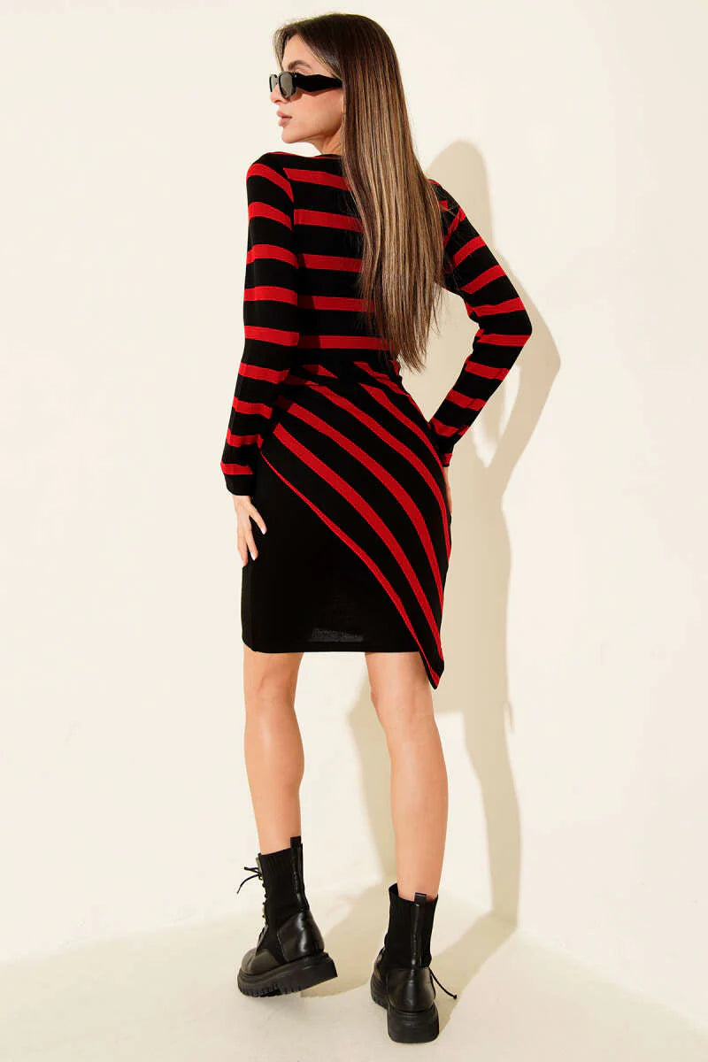 Gestreiftes Strickkleid mit V-Ausschnitt und Kreuzdesign