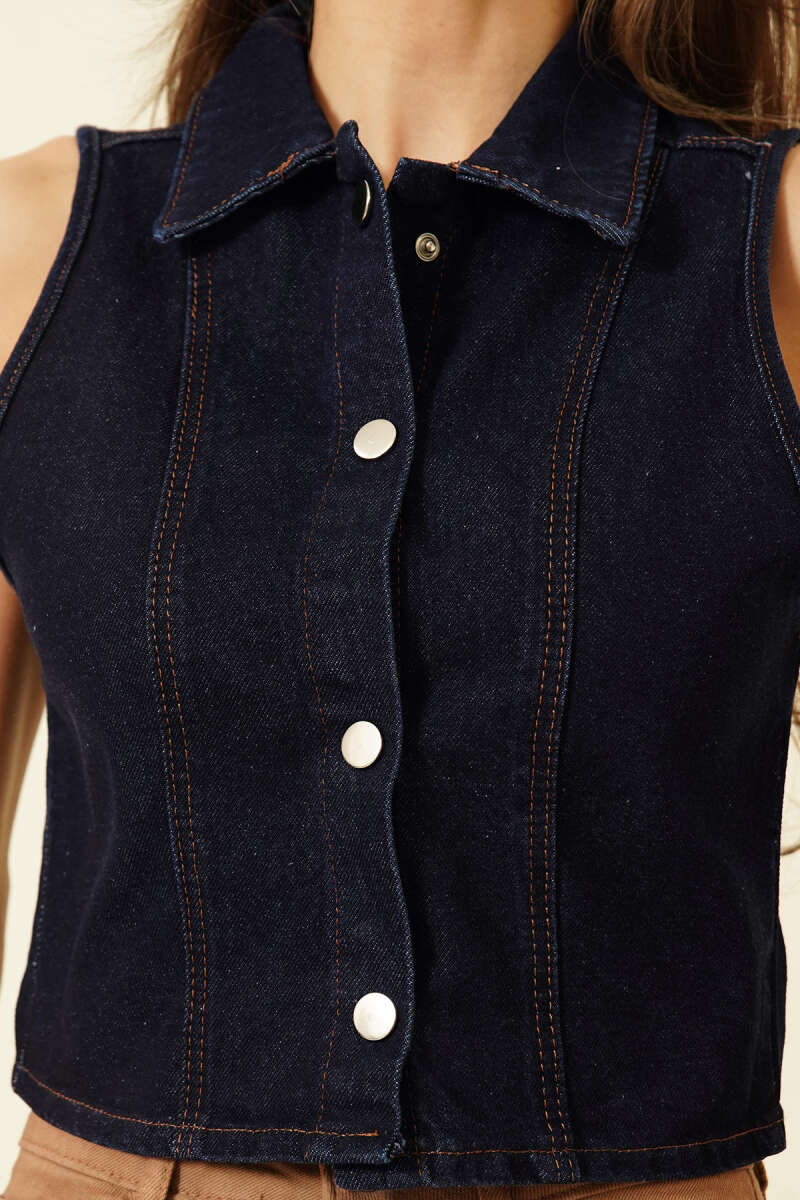 Kurze Jeansweste mit Druckknöpfen