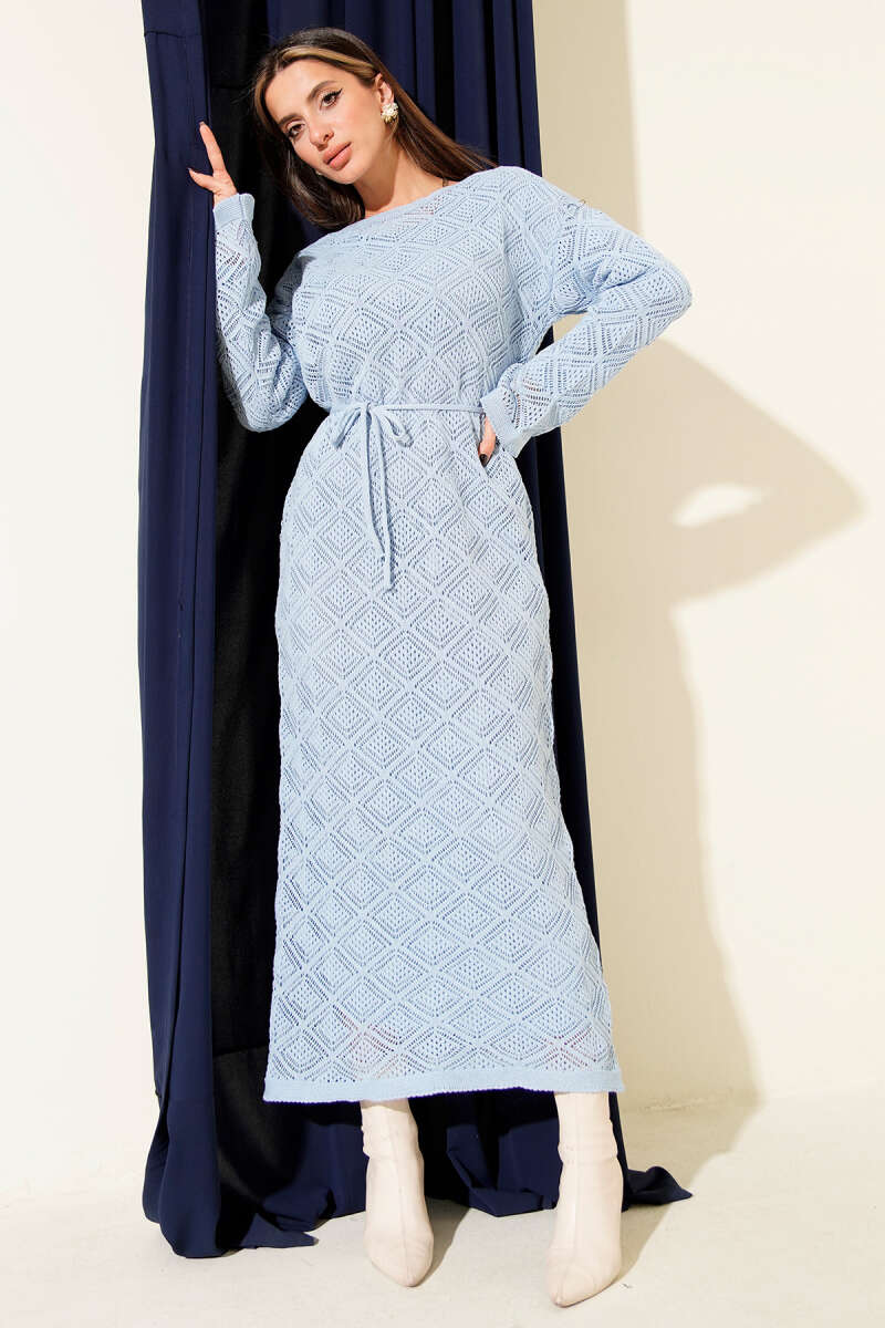 Strickkleid mit Lochmuster, eckigem Ausschnitt und Seilgürtel