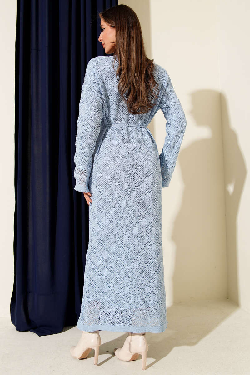 Strickkleid mit Lochmuster, eckigem Ausschnitt und Seilgürtel