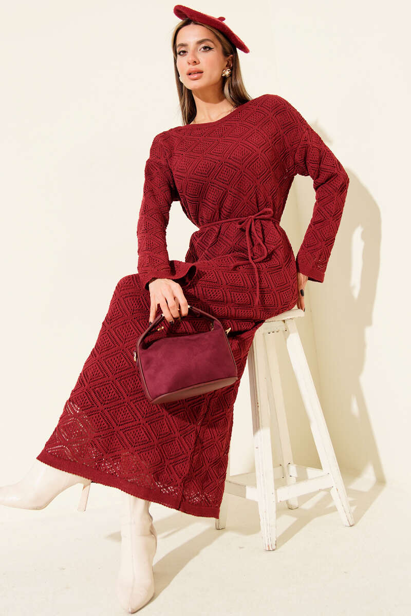 Strickkleid mit Lochmuster, eckigem Ausschnitt und Seilgürtel