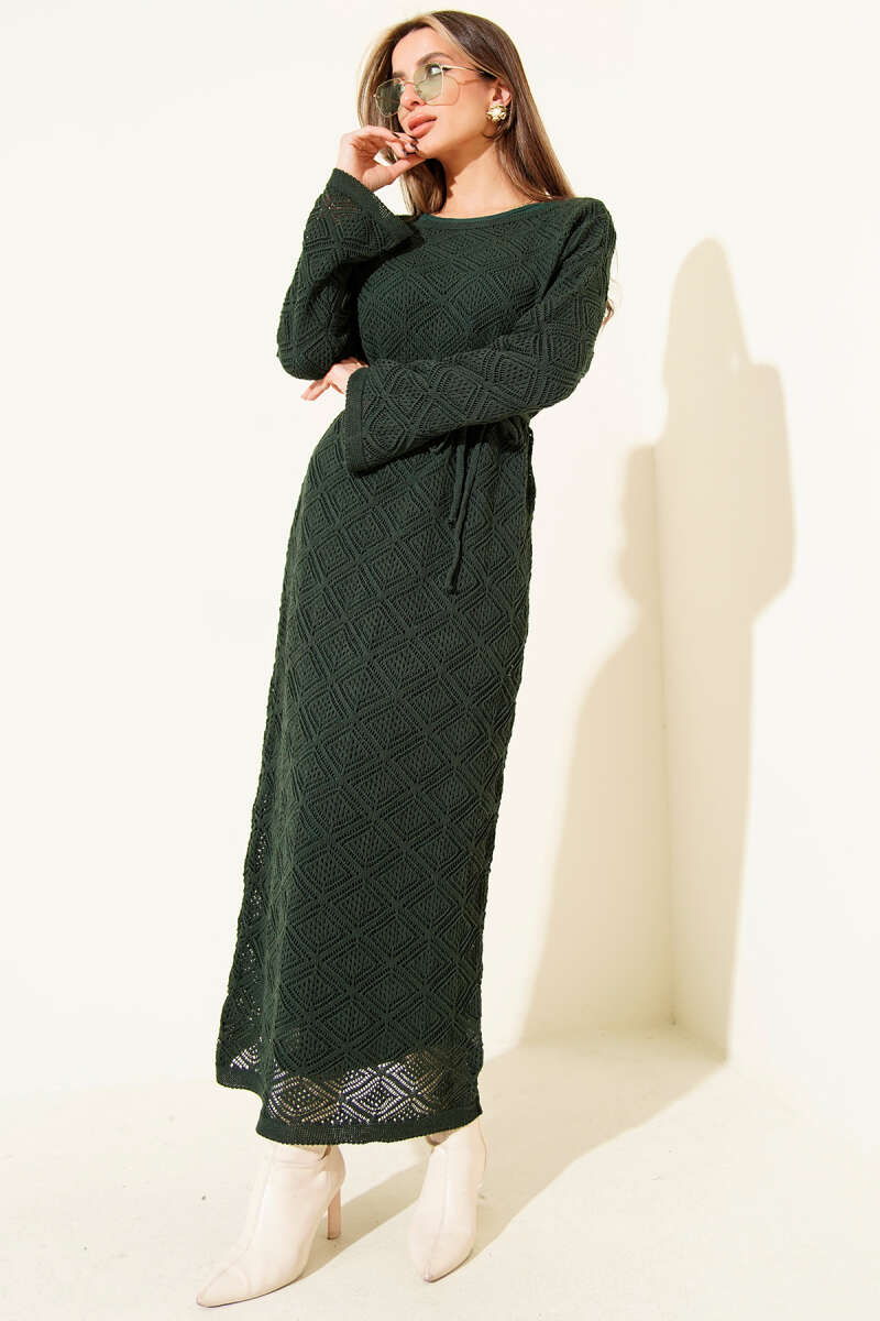 Strickkleid mit Lochmuster, eckigem Ausschnitt und Seilgürtel