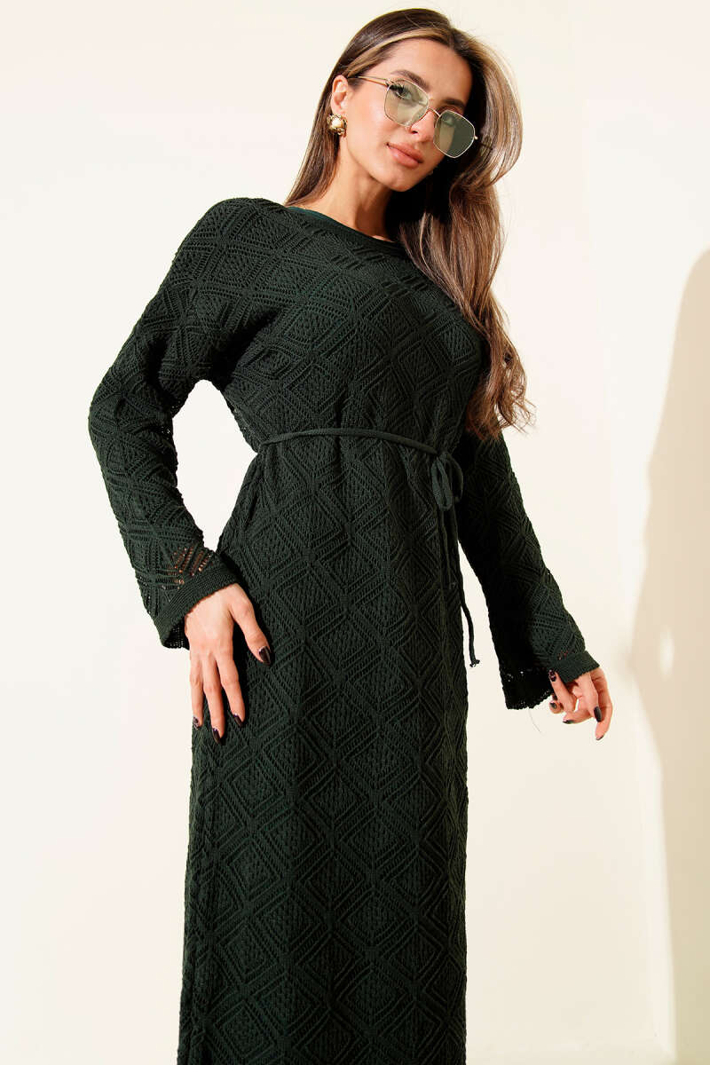 Strickkleid mit Lochmuster, eckigem Ausschnitt und Seilgürtel