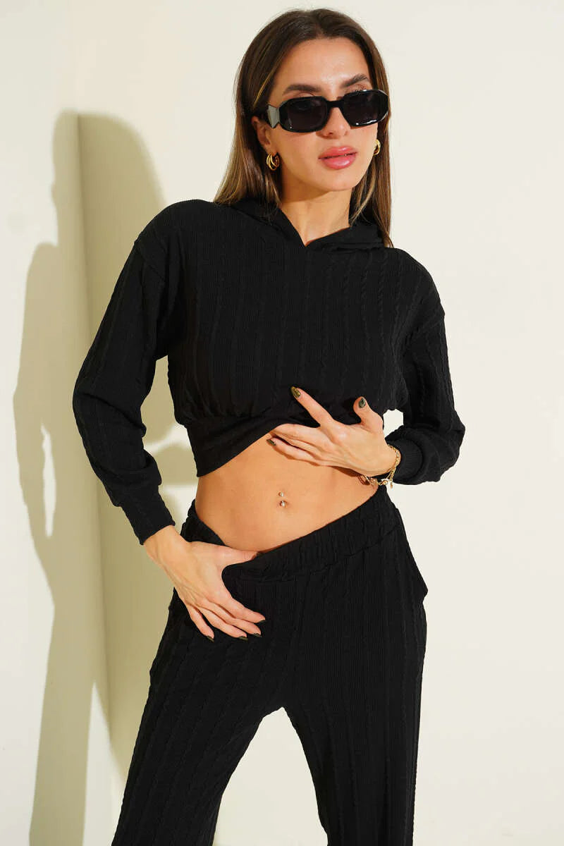 Gemütliches Strick-Zweiteiler-Set mit Hose und Crop-Top