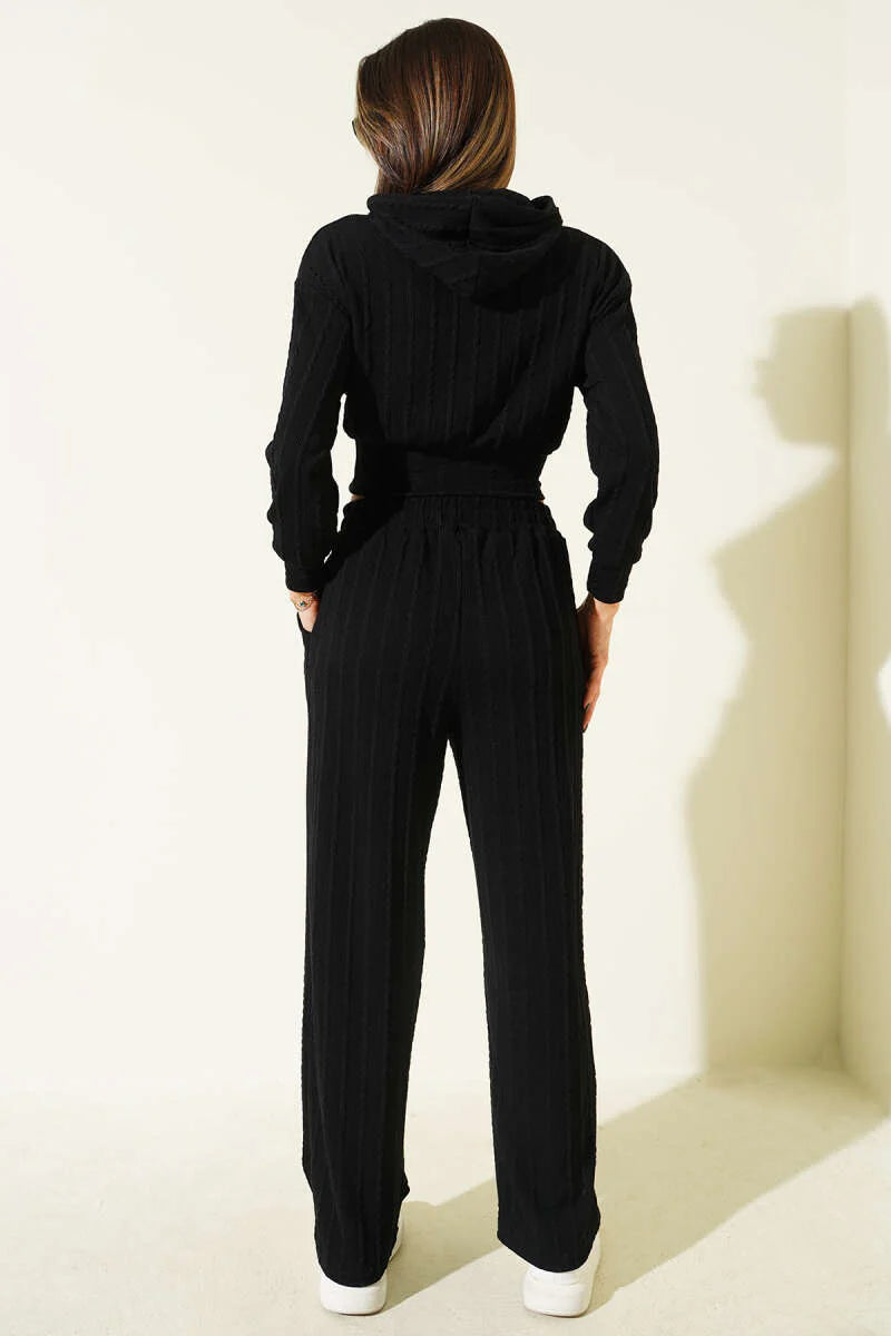 Gemütliches Strick-Zweiteiler-Set mit Hose und Crop-Top