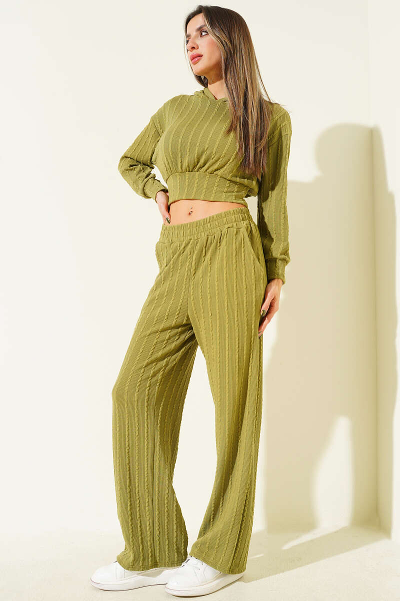 Gemütliches Strick-Zweiteiler-Set mit Hose und Crop-Top