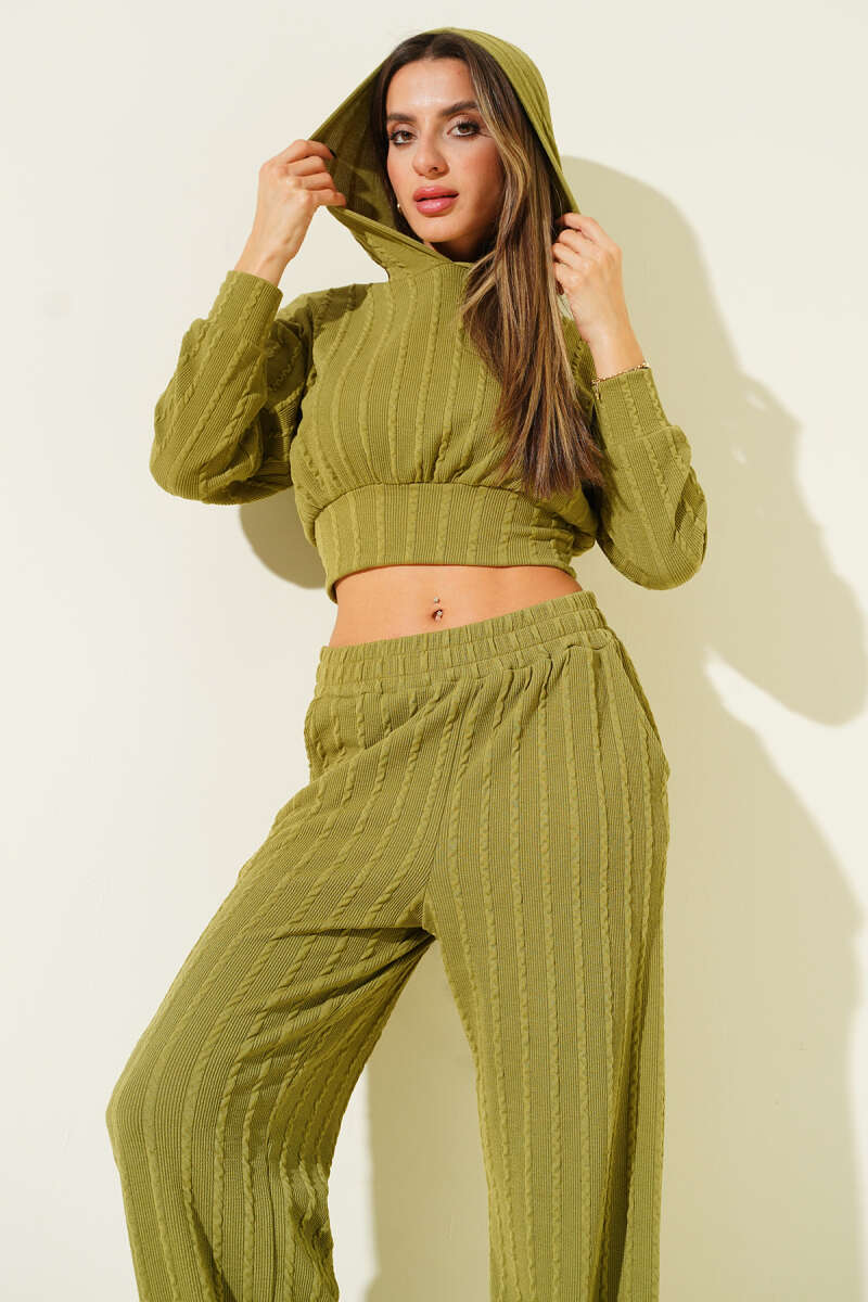 Gemütliches Strick-Zweiteiler-Set mit Hose und Crop-Top