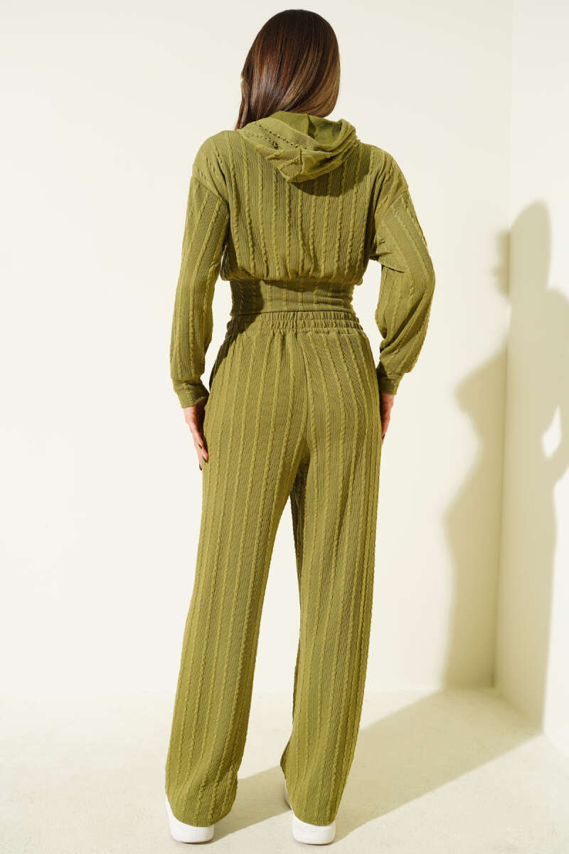 Gemütliches Strick-Zweiteiler-Set mit Hose und Crop-Top