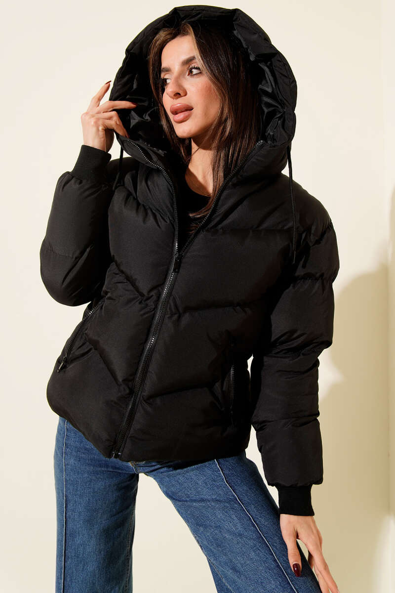 Kurze Steppjacke mit Kapuze und Taschen