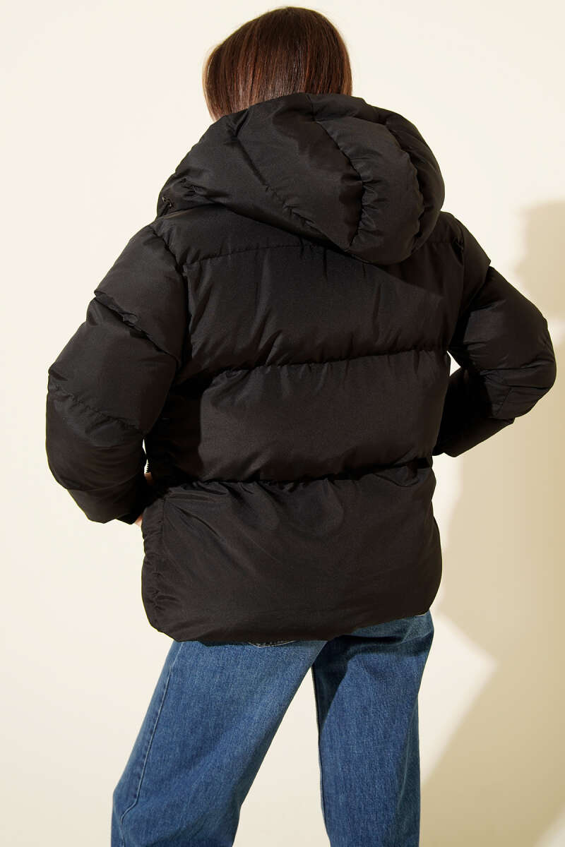 Kurze Steppjacke mit Kapuze und Taschen