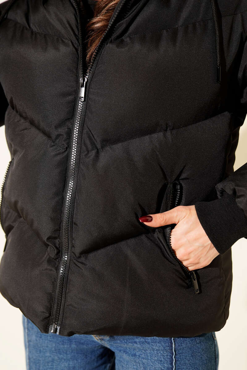 Kurze Steppjacke mit Kapuze und Taschen