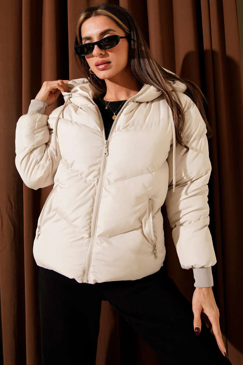 Kurze Steppjacke mit Kapuze und Taschen