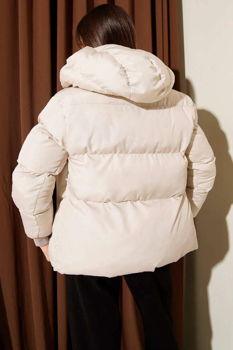 Kurze Steppjacke mit Kapuze und Taschen