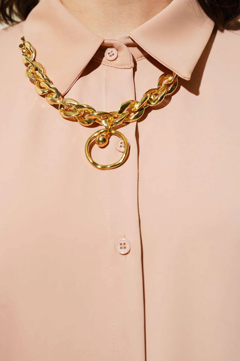 Fledermausärmel-Bluse mit Halskette