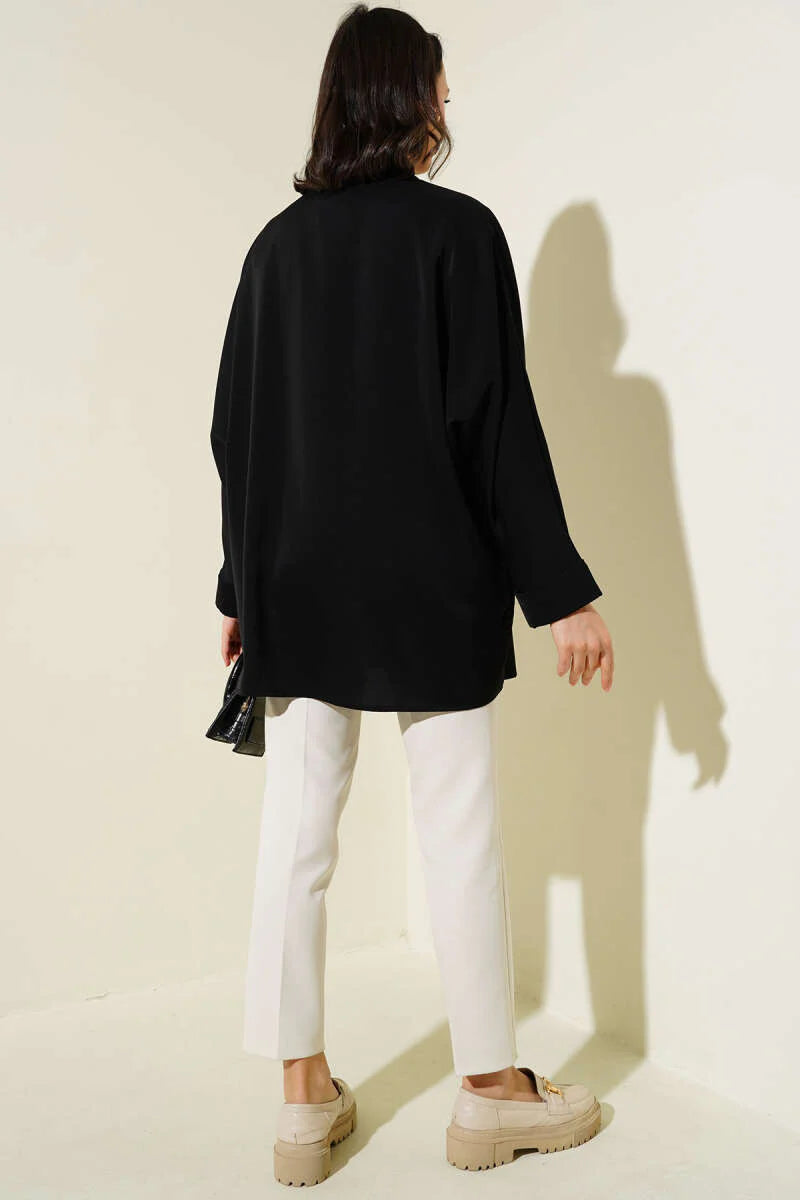 Fledermausärmel-Bluse mit Halskette