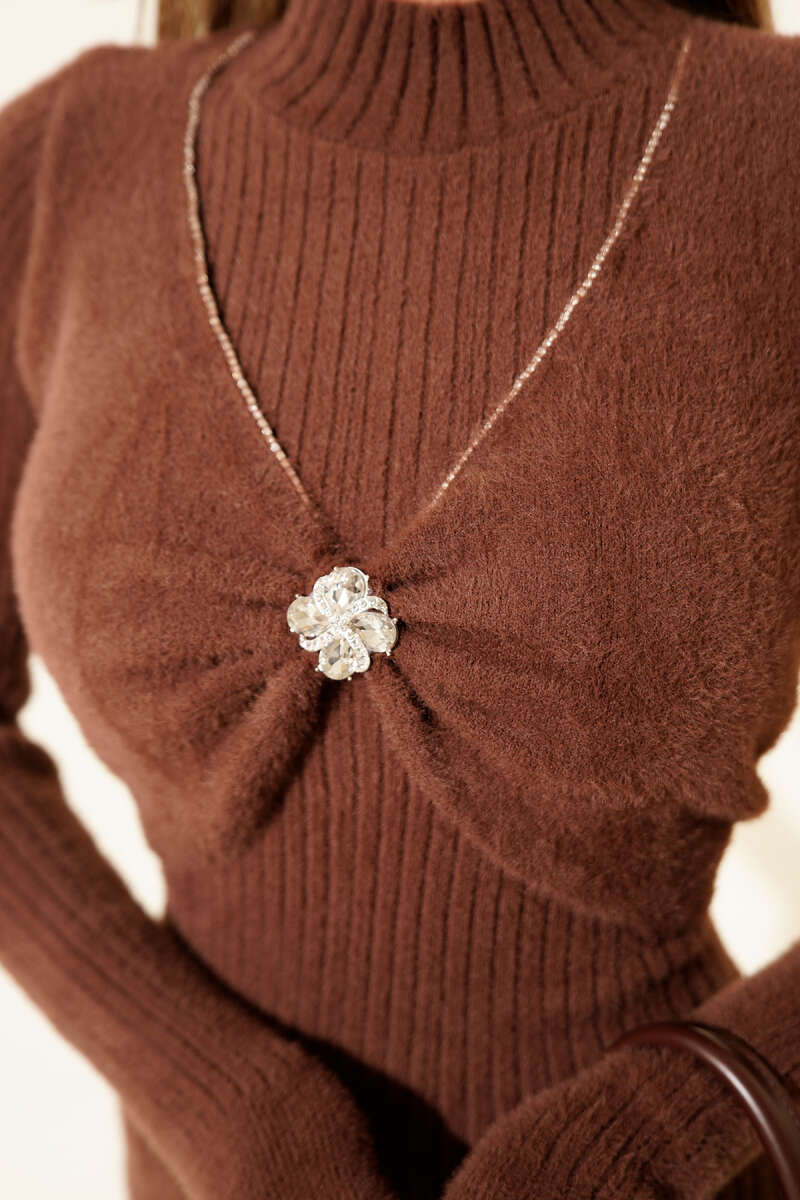 Strickkleid mit Steinbesatz vorne