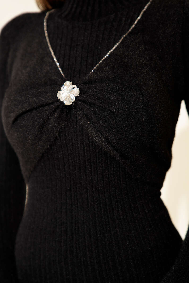 Strickkleid mit Steinbesatz vorne