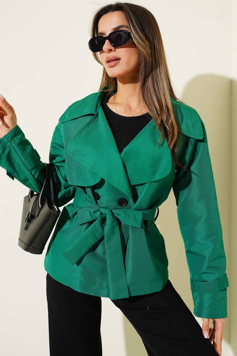 Kurzer Trenchcoat mit Knöpfen und Detail-Elementen