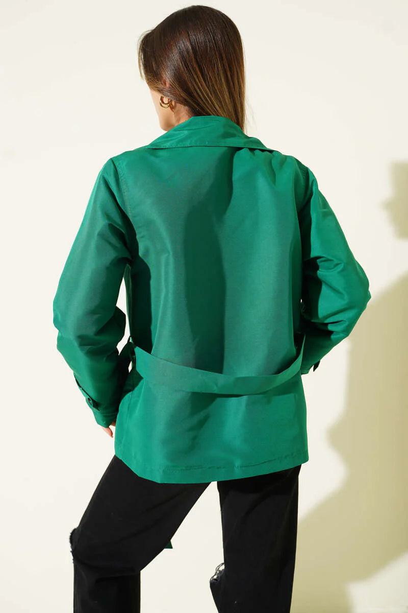 Kurzer Trenchcoat mit Knöpfen und Detail-Elementen