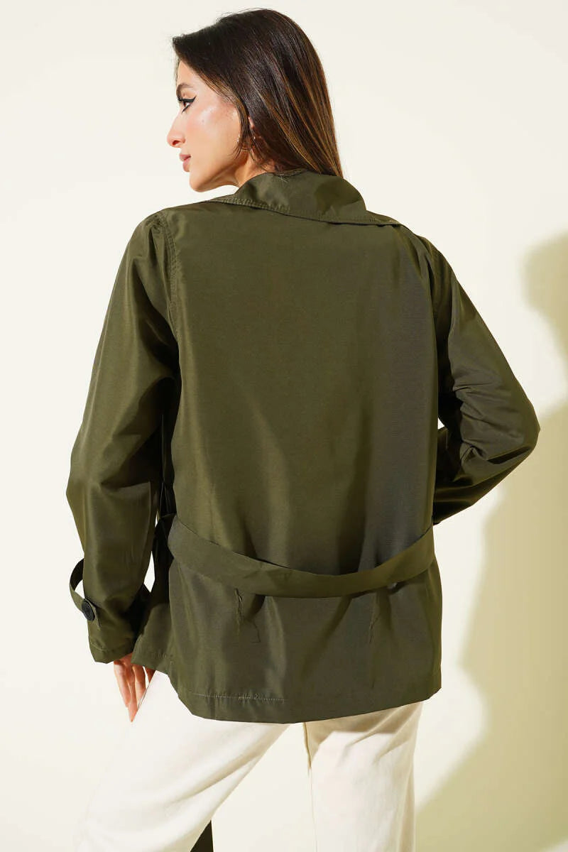 Kurzer Trenchcoat mit Knöpfen und Detail-Elementen