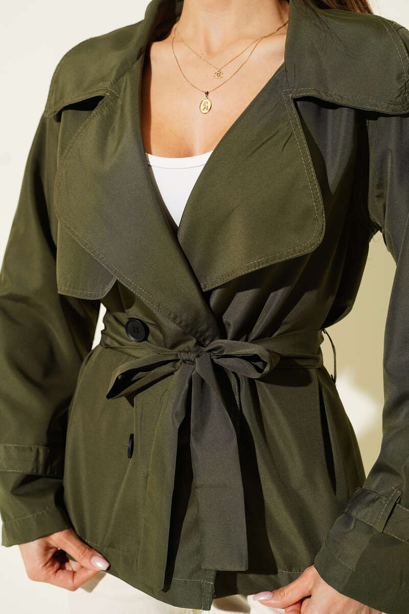 Kurzer Trenchcoat mit Knöpfen und Detail-Elementen