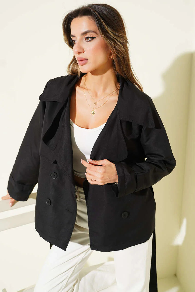 Kurzer Trenchcoat mit Knöpfen und Detail-Elementen