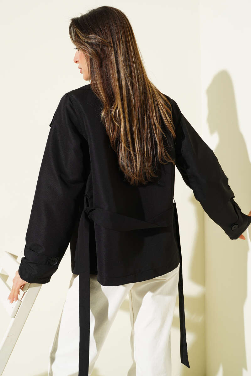 Kurzer Trenchcoat mit Knöpfen und Detail-Elementen