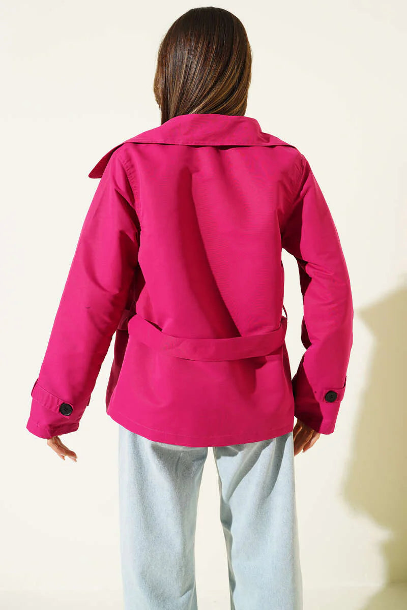 Kurzer Trenchcoat mit Knöpfen und Detail-Elementen