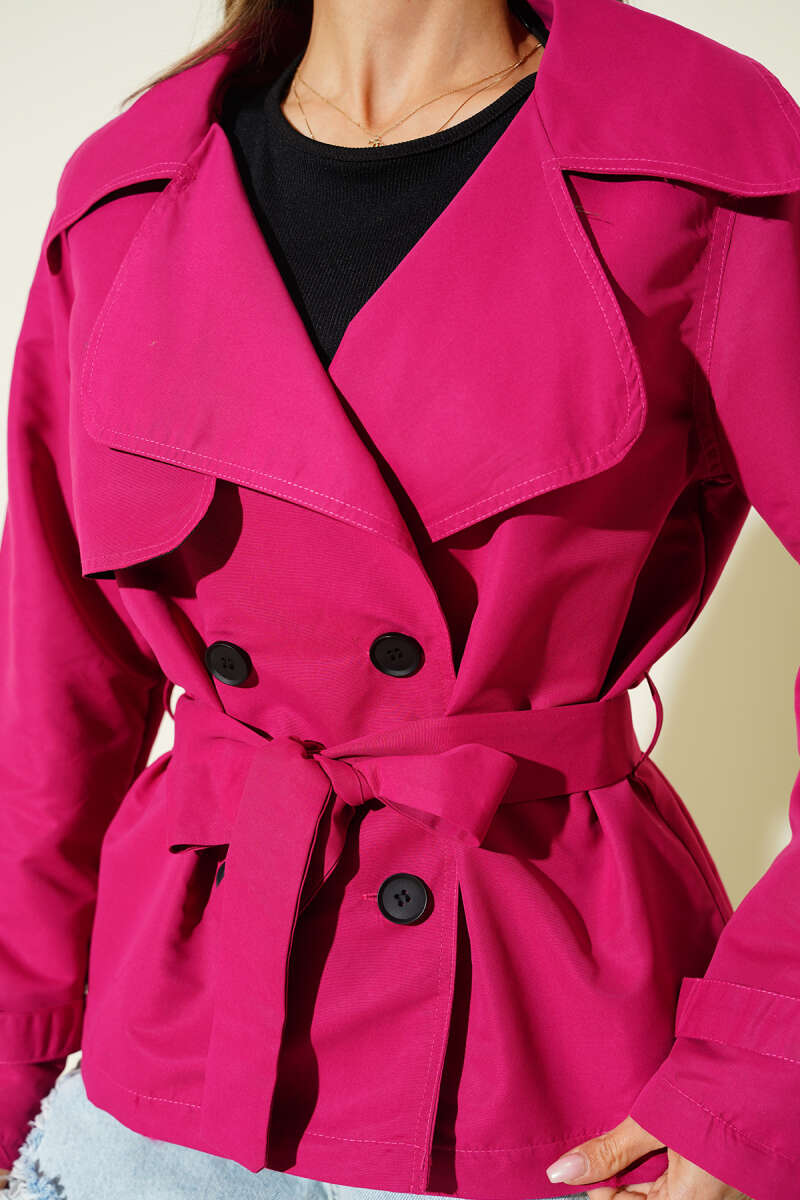 Kurzer Trenchcoat mit Knöpfen und Detail-Elementen