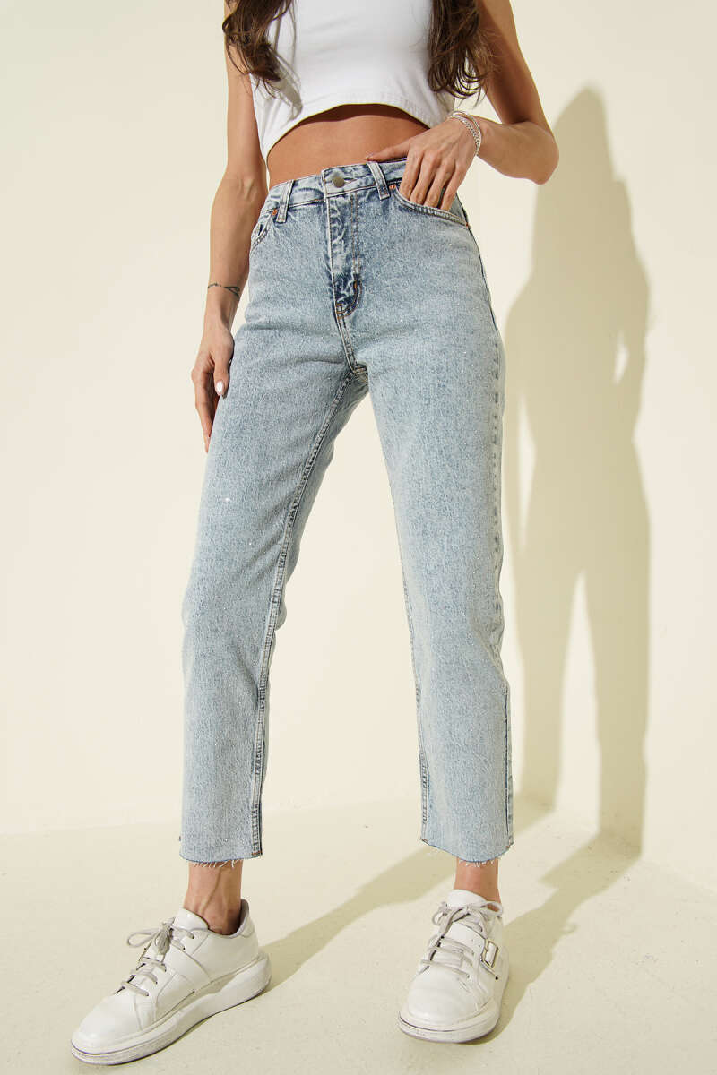 Schmale Denimhose mit Strasssteinen