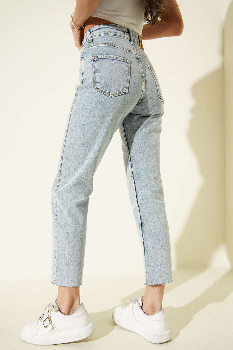 Schmale Denimhose mit Strasssteinen